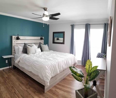 King bed • garage, patio, & ping pong by beach