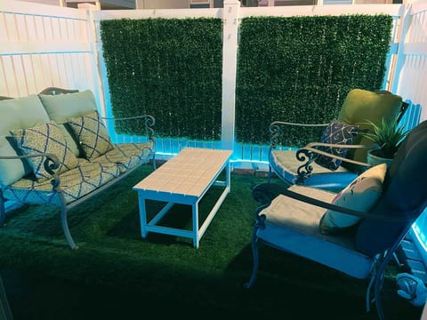 King bed • garage, patio, & ping pong by beach