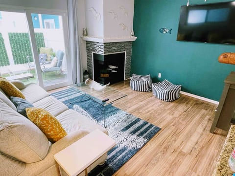 King bed • garage, patio, & ping pong by beach