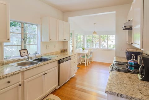 Sweet Craftsman home, free bikes, near beach & DT image 5