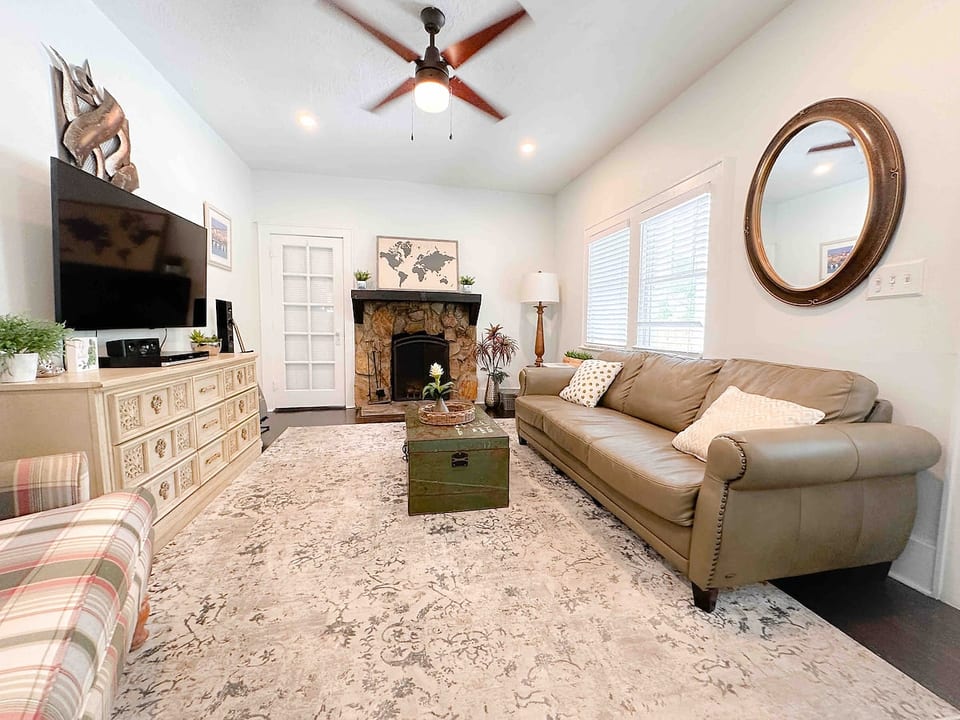 Sweet Craftsman home, free bikes, near beach & DT image 1