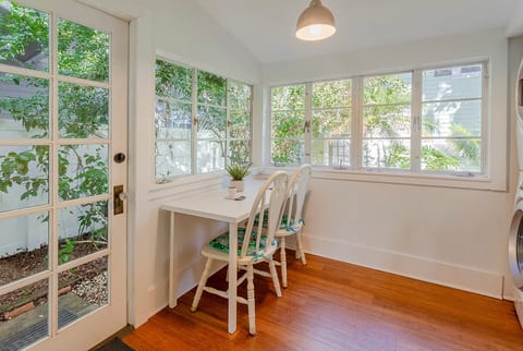 Sweet Craftsman home, free bikes, near beach & DT image 4