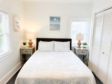 Sweet Craftsman home, free bikes, near beach & DT image 2