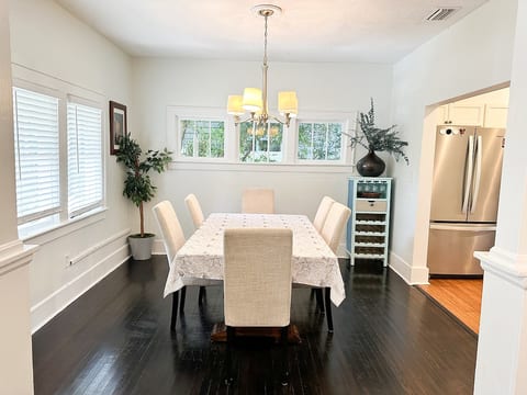 Sweet Craftsman home, free bikes, near beach & DT image 3