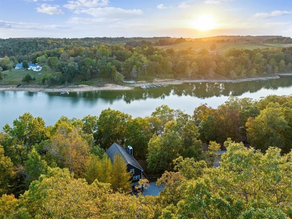 charming-lakefront-4br-3ba-estate-on-rough-river/