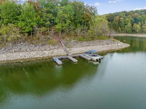 Charming Lakefront 4br/3ba Estate on Rough River!