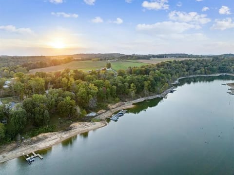 Charming Lakefront 4br/3ba Estate on Rough River!