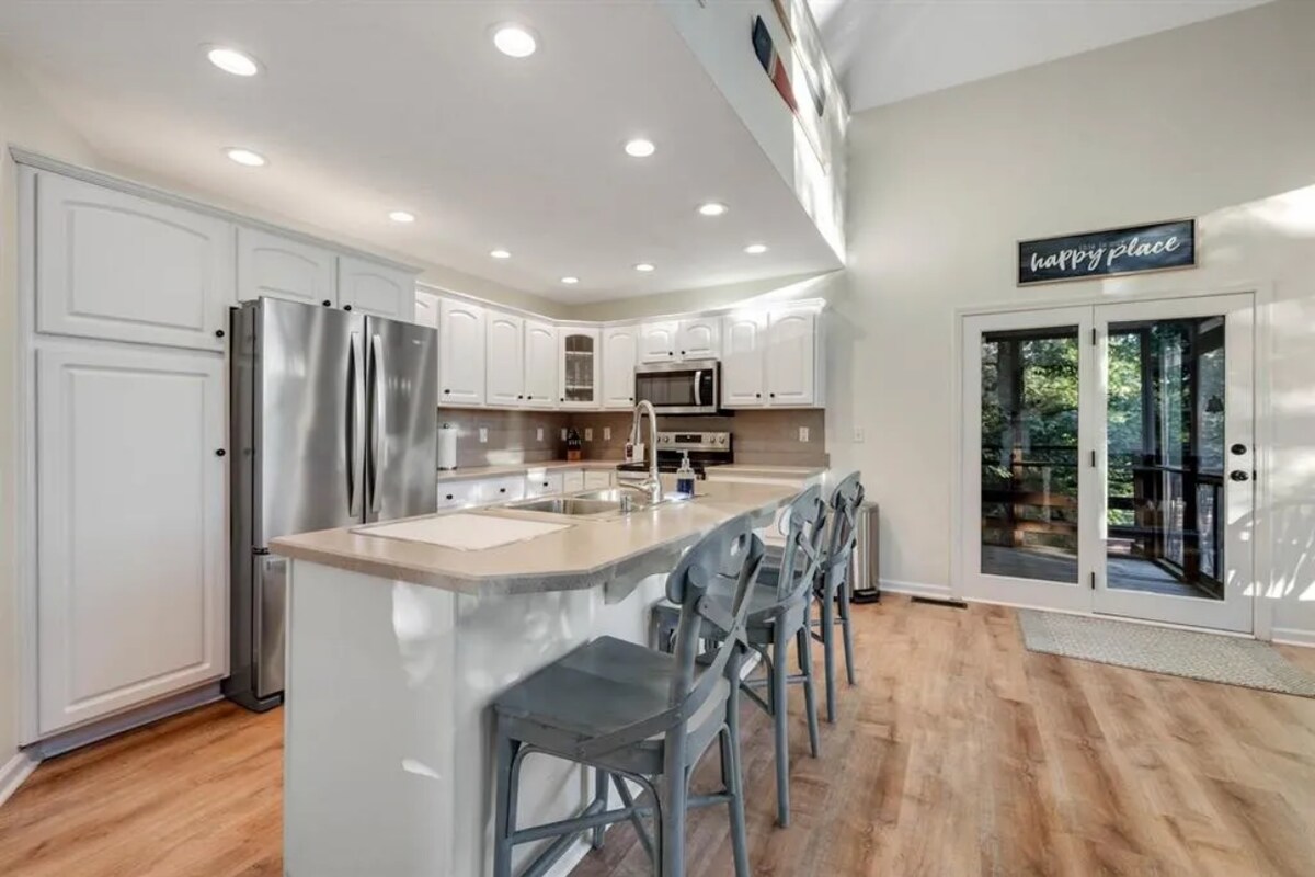 charming-lakefront-4br-3ba-estate-on-rough-river/