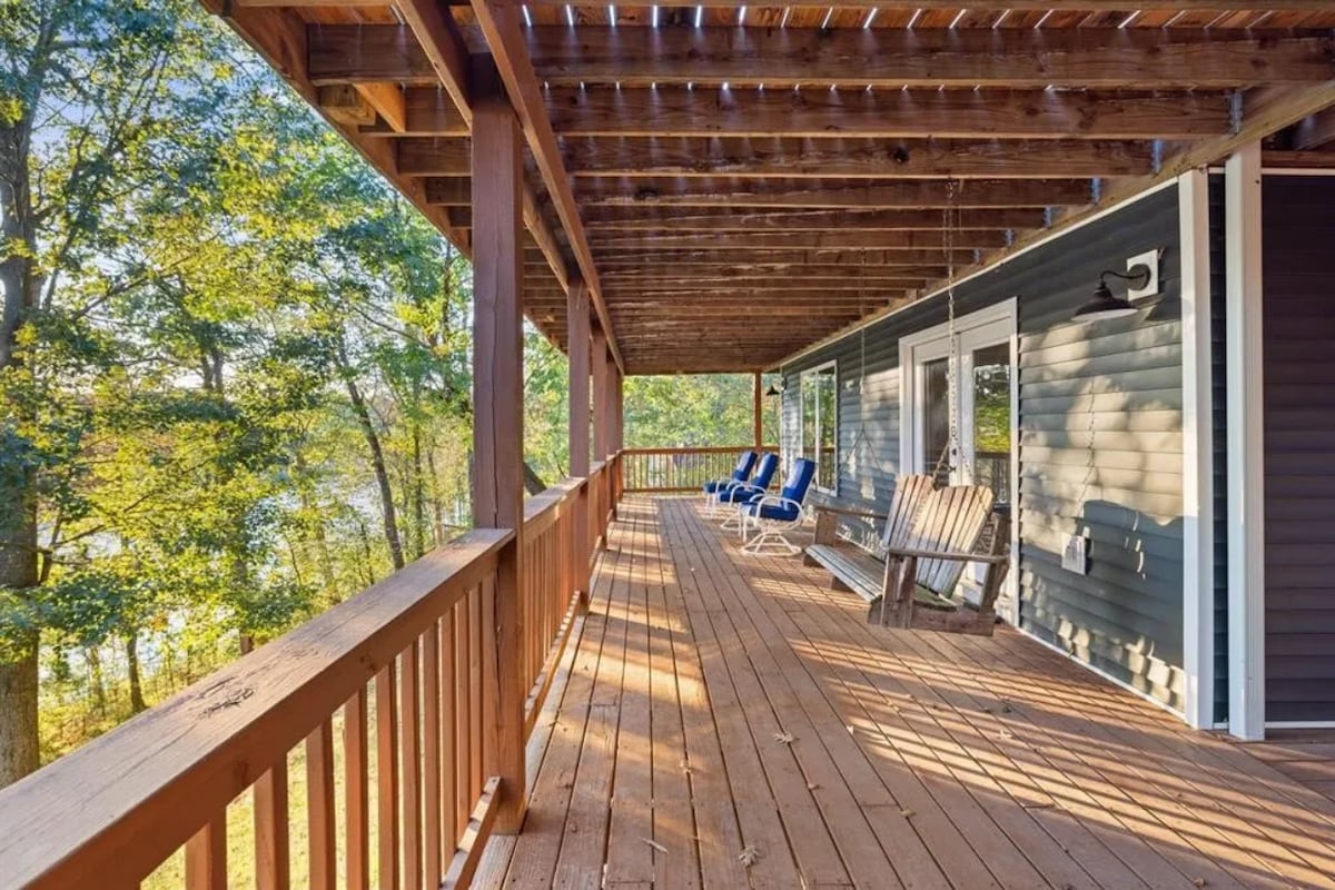 charming-lakefront-4br-3ba-estate-on-rough-river/