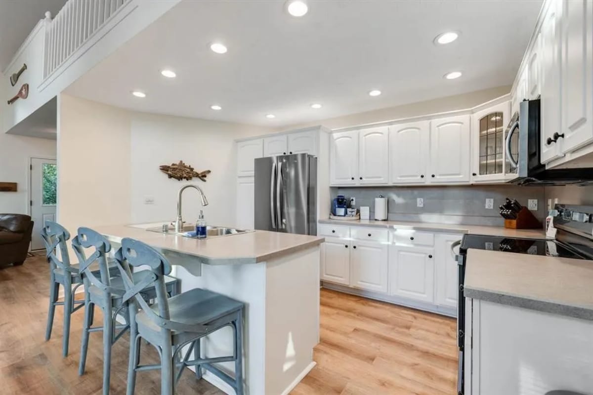 charming-lakefront-4br-3ba-estate-on-rough-river/