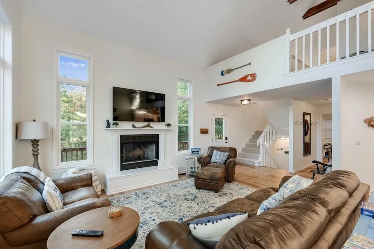 charming-lakefront-4br-3ba-estate-on-rough-river/