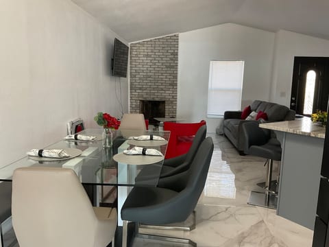 Lakefront Stay in Central Lakeland - Sleeps 11