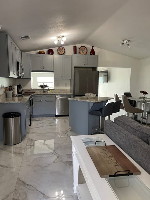 Lakefront Stay in Central Lakeland - Sleeps 11