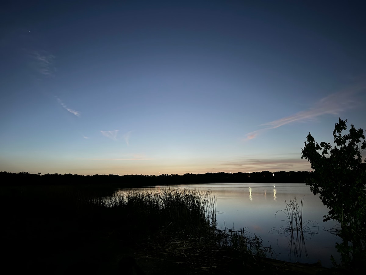 Lakefront Stay in Central Lakeland - Sleeps 11