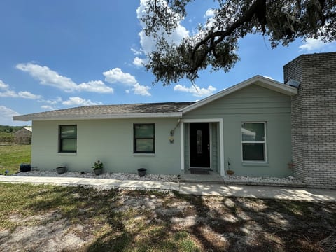 Lakefront Stay in Central Lakeland - Sleeps 11