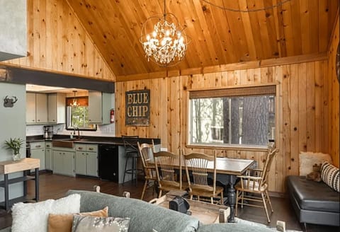 Glimmer Chalet - A frame in treetops