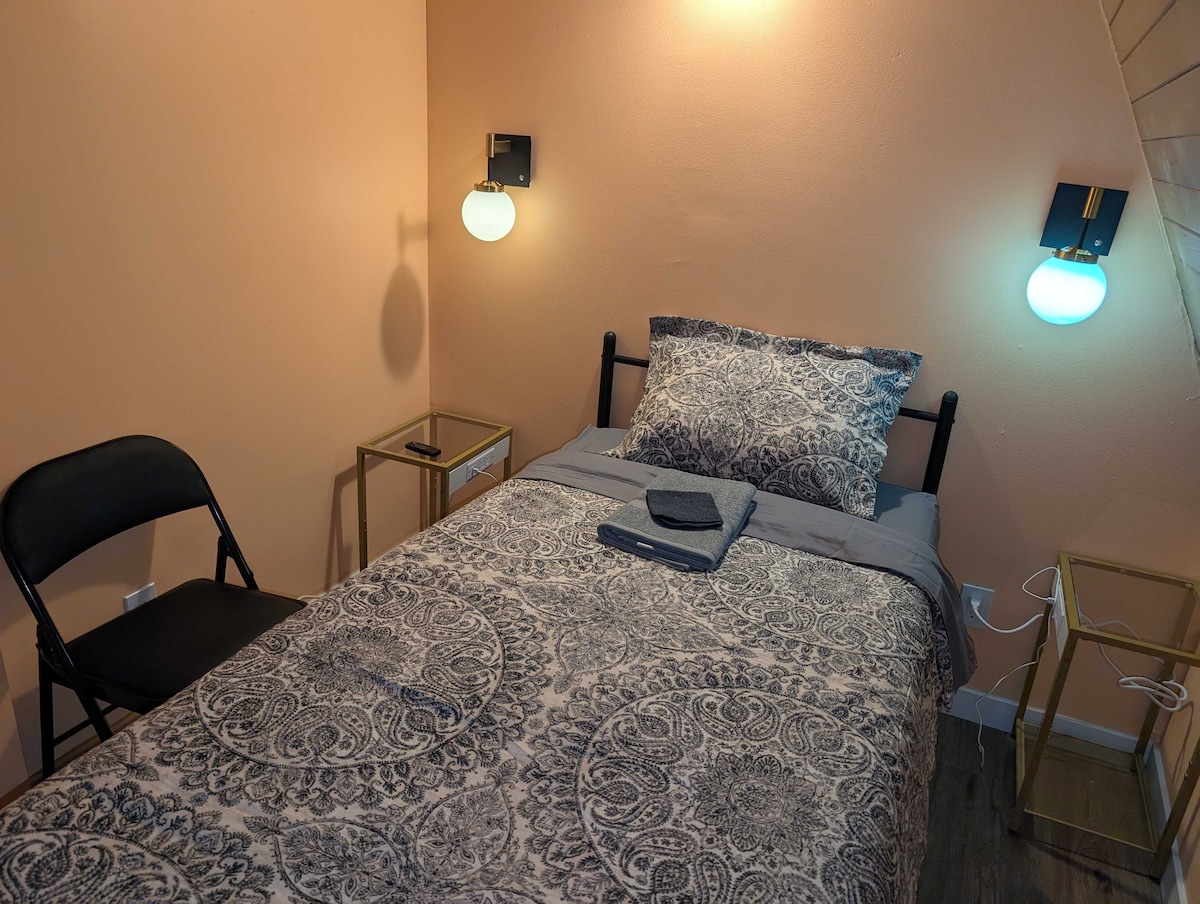 the-queen-anne-room-10-min-bus-to-downtown/