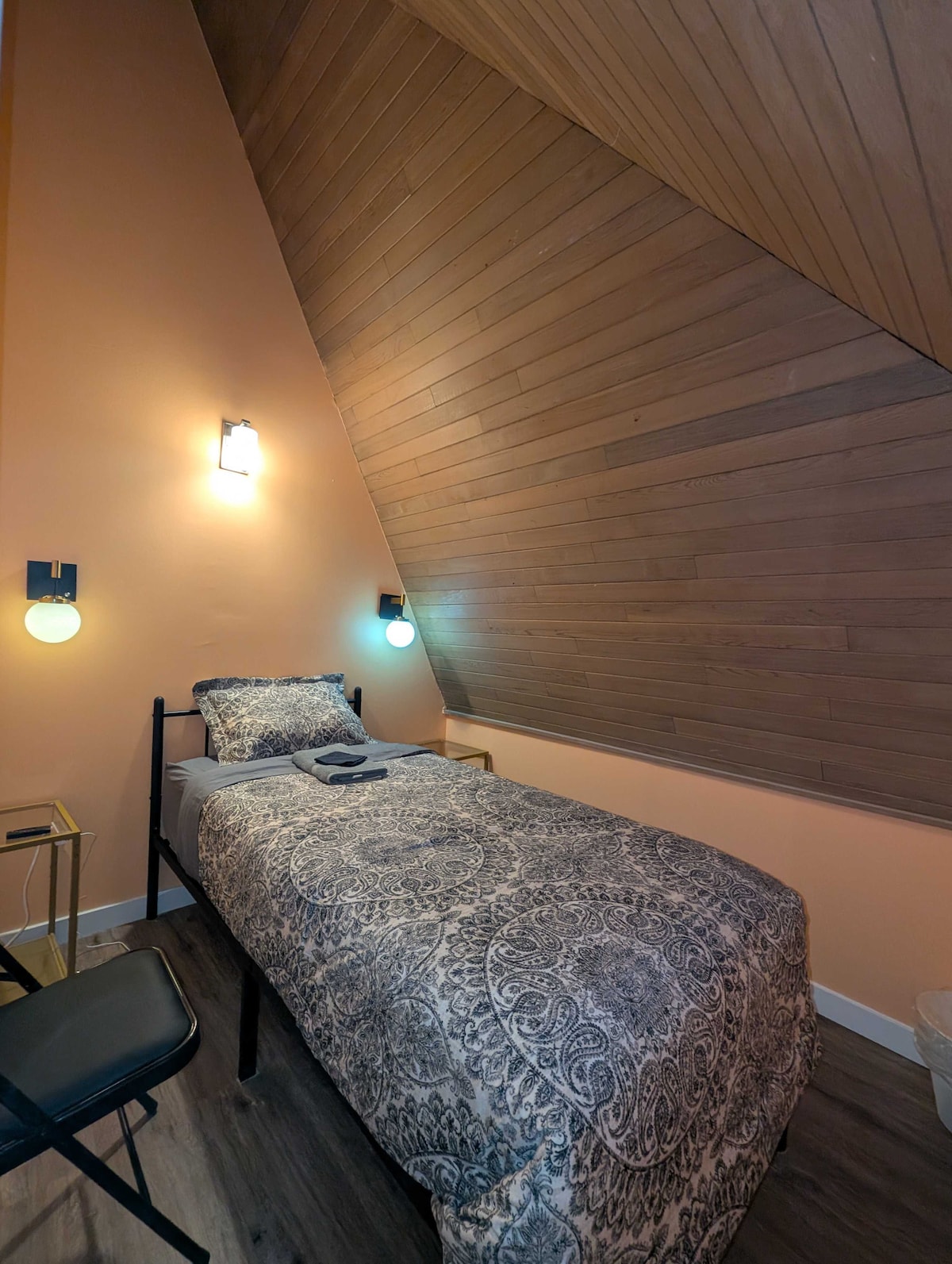 the-queen-anne-room-10-min-bus-to-downtown/