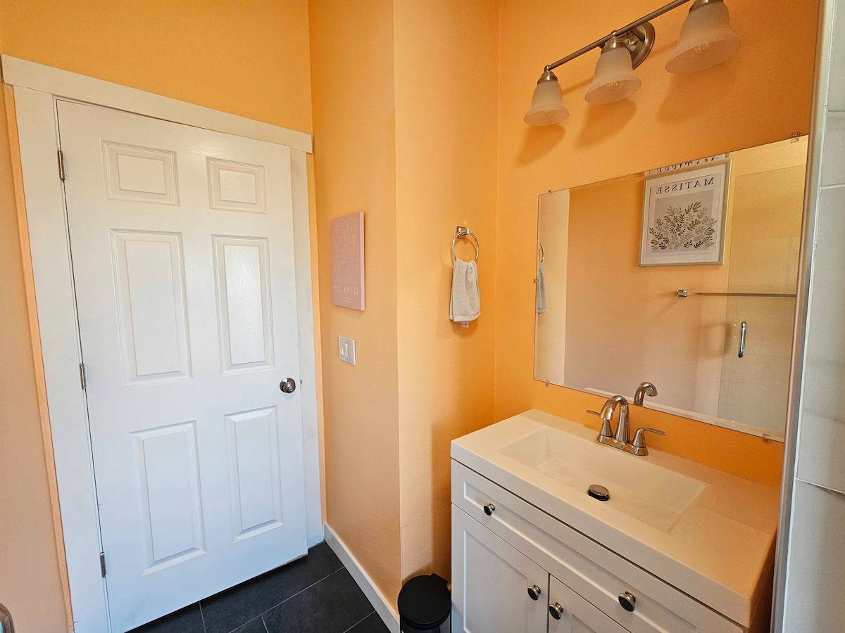 the-queen-anne-room-10-min-bus-to-downtown/