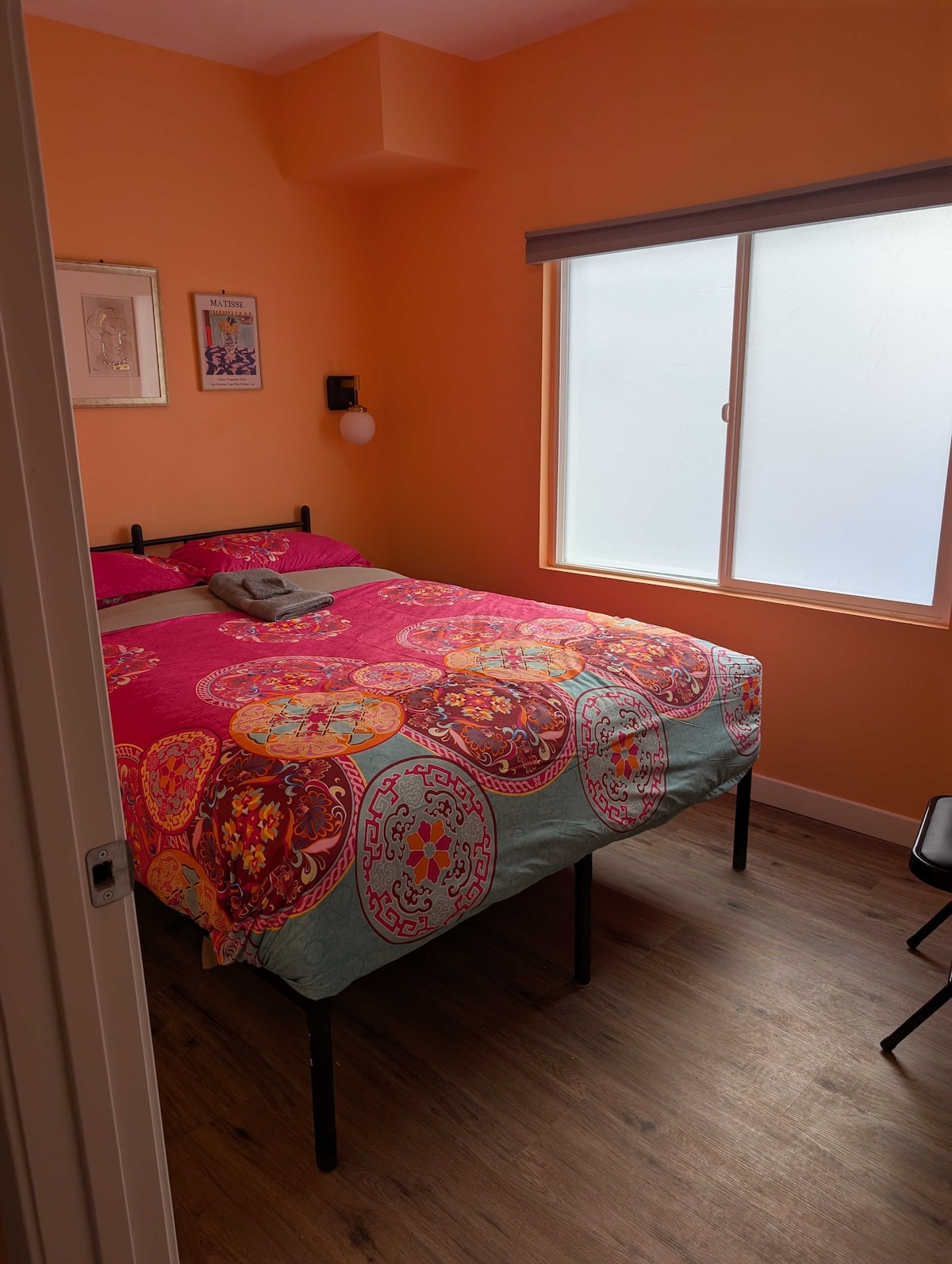 the-olympic-room-10-min-bus-to-downtown/