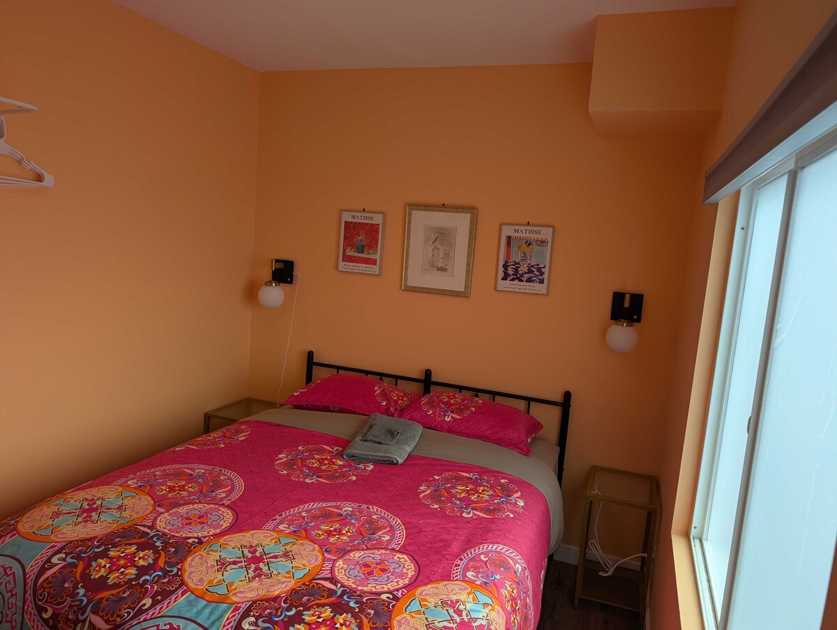 the-olympic-room-10-min-bus-to-downtown/