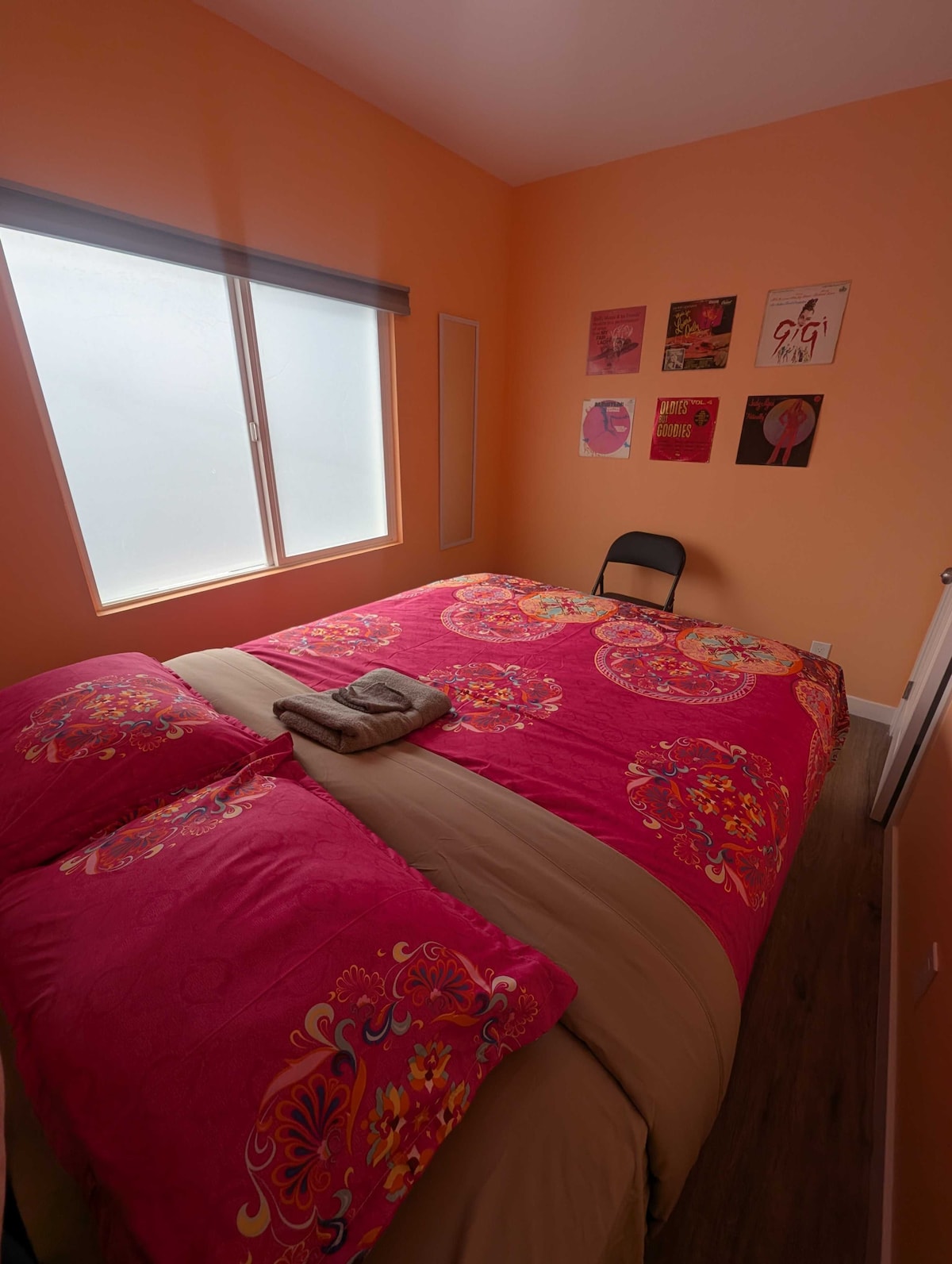 the-olympic-room-10-min-bus-to-downtown/