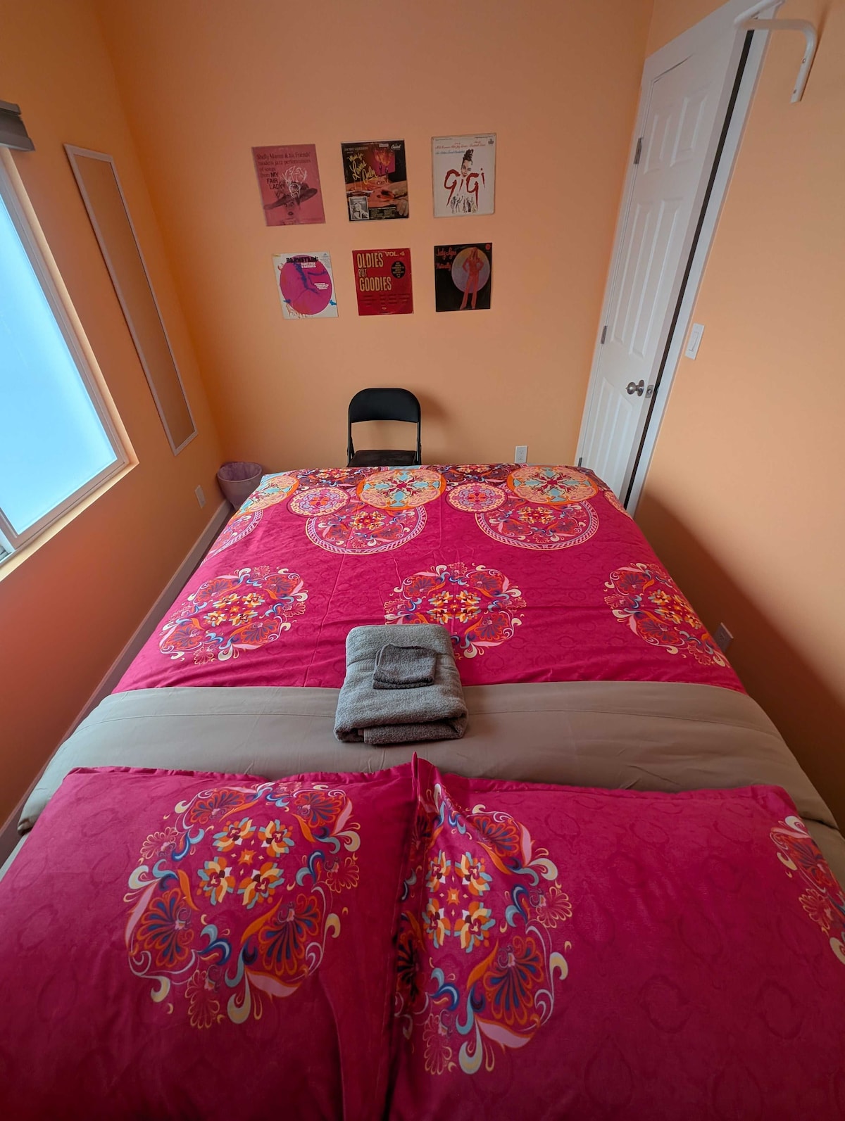 the-olympic-room-10-min-bus-to-downtown/