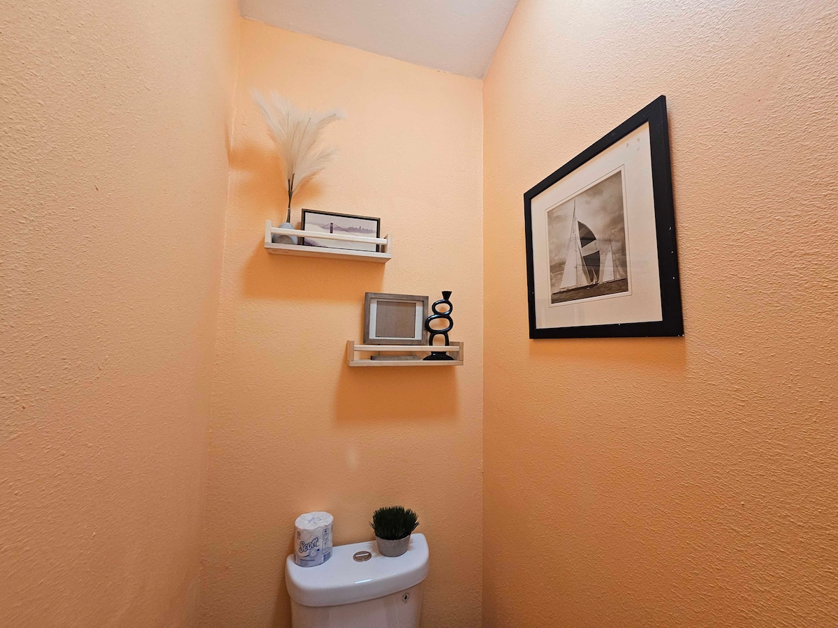 the-olympic-room-10-min-bus-to-downtown/