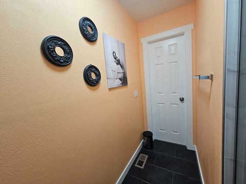 The Olympic Room - 10 min bus to downtown