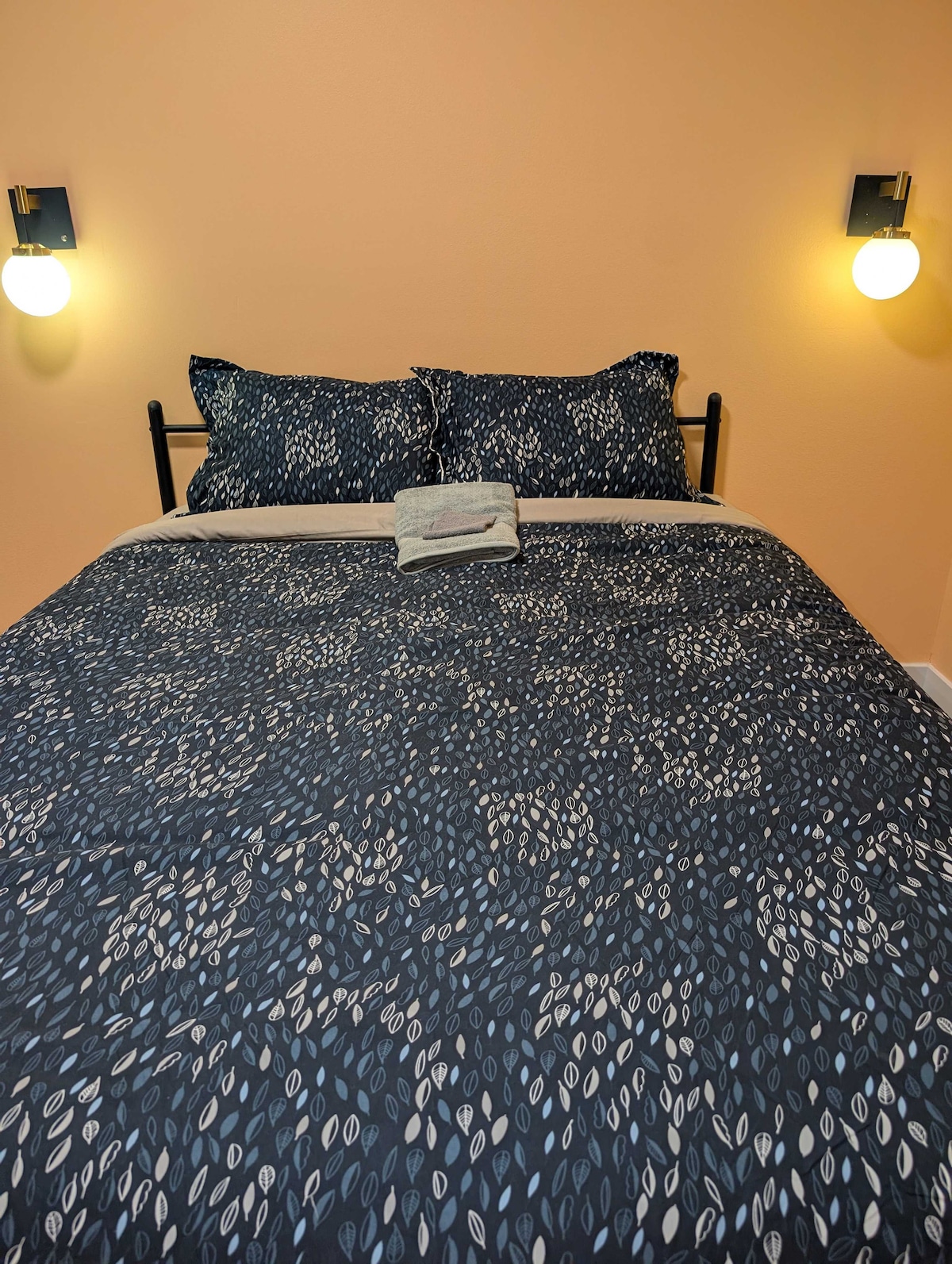 the-northwest-room-10-min-bus-to-downtown/