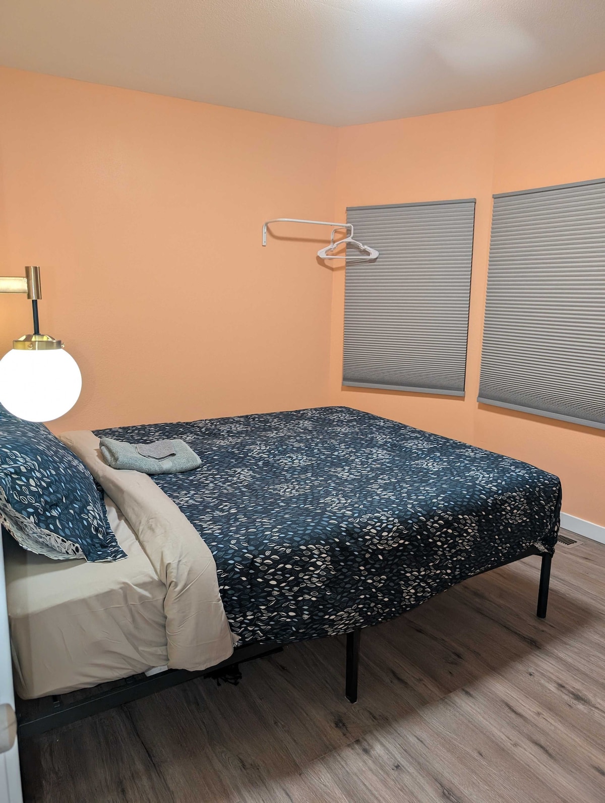 the-northwest-room-10-min-bus-to-downtown/