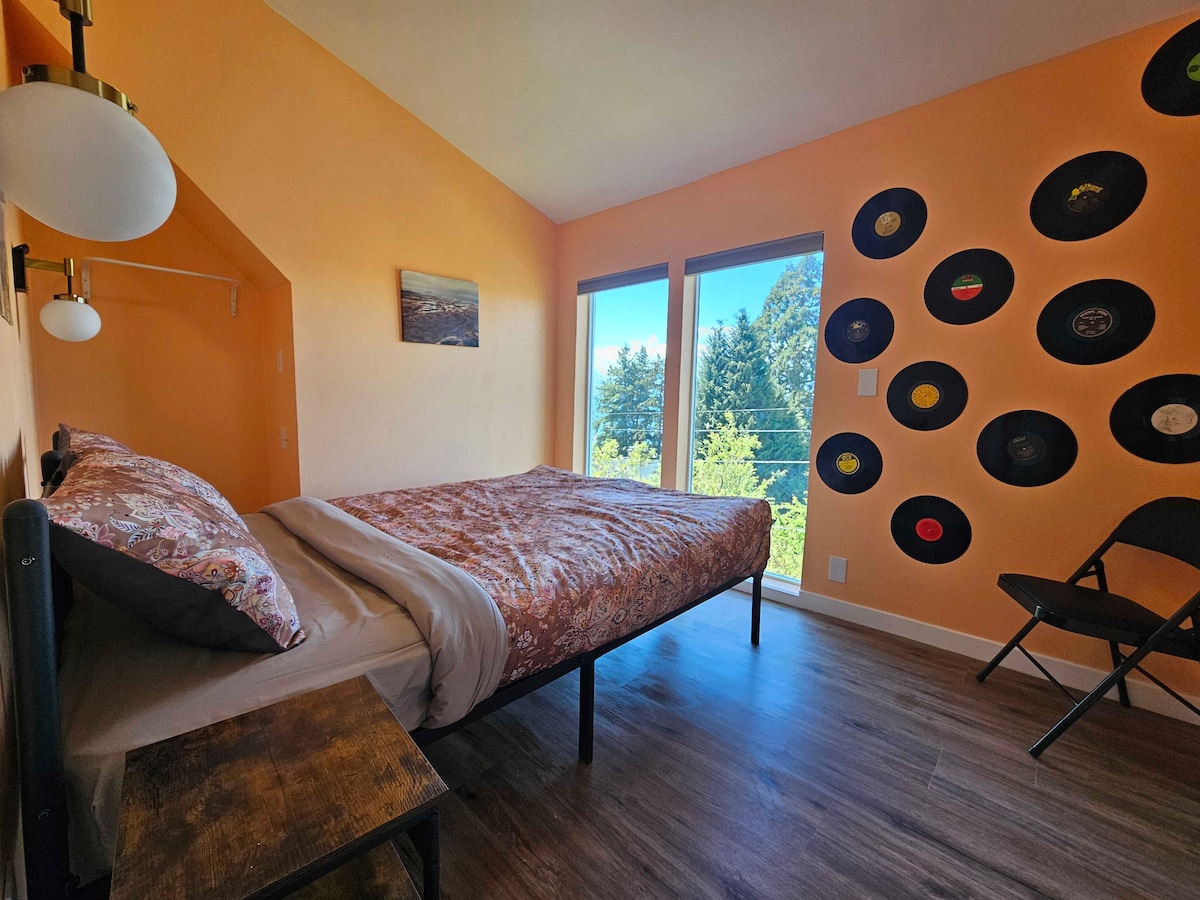 The Vinyl Room - 10 min bus to downtown