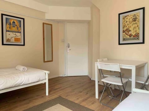 Twin room with shared bathroom in Central London | Elephant and Castle, Zone 1