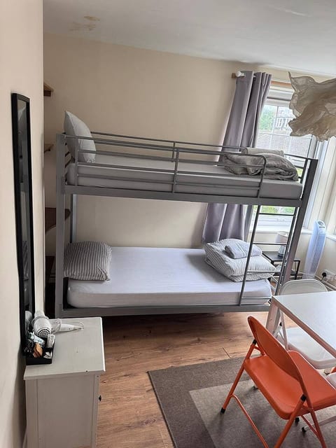 Twin room with shared bathroom in Central London | Elephant and Castle, Zone 1