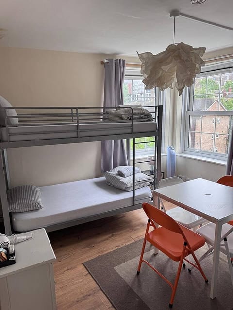 Twin room with shared bathroom in Central London | Elephant and Castle, Zone 1