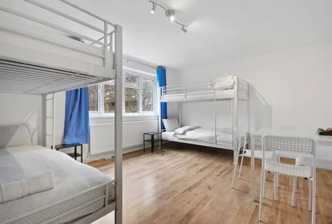 Twin room with shared bathroom in Central London | Elephant and Castle, Zone 1