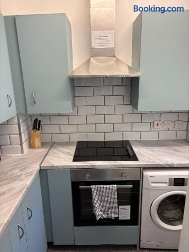 Twin room with shared bathroom in Central London | Elephant and Castle, Zone 1 - Greater London