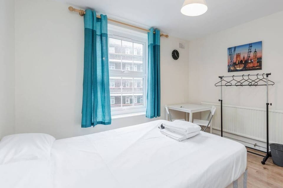 Double room with shared bathroom in Central London  |  Elephant and Castle, Zone 1 - Greater London