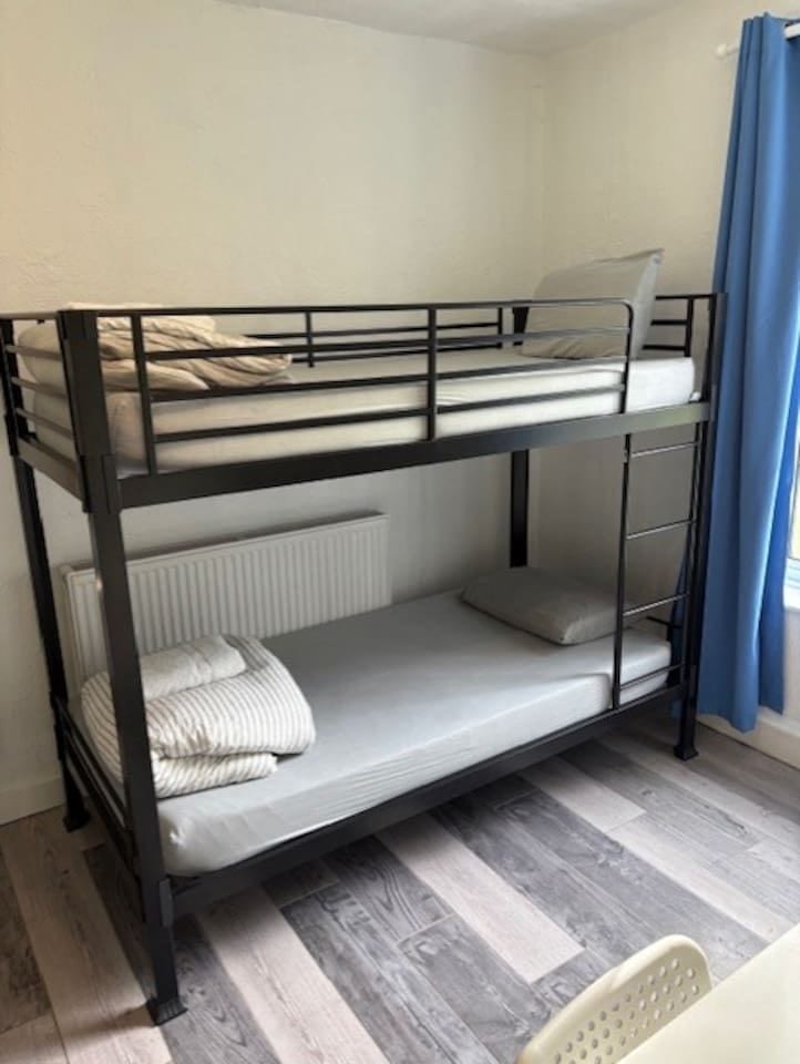 Twin room with shared bathroom in Central London | Elephant and Castle, Zone 1 - Greater London