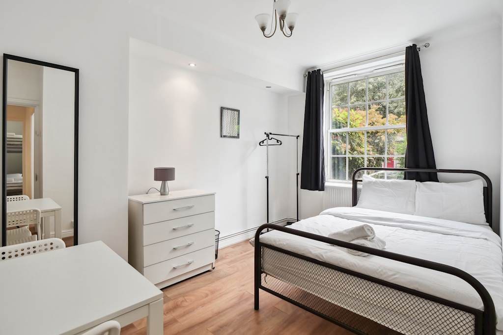 twin-room-with-shared-bathroom-in-central-london-or-waterloo-zone-1/