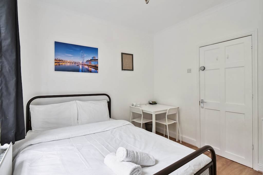 twin-room-with-shared-bathroom-in-central-london-or-waterloo-zone-1/