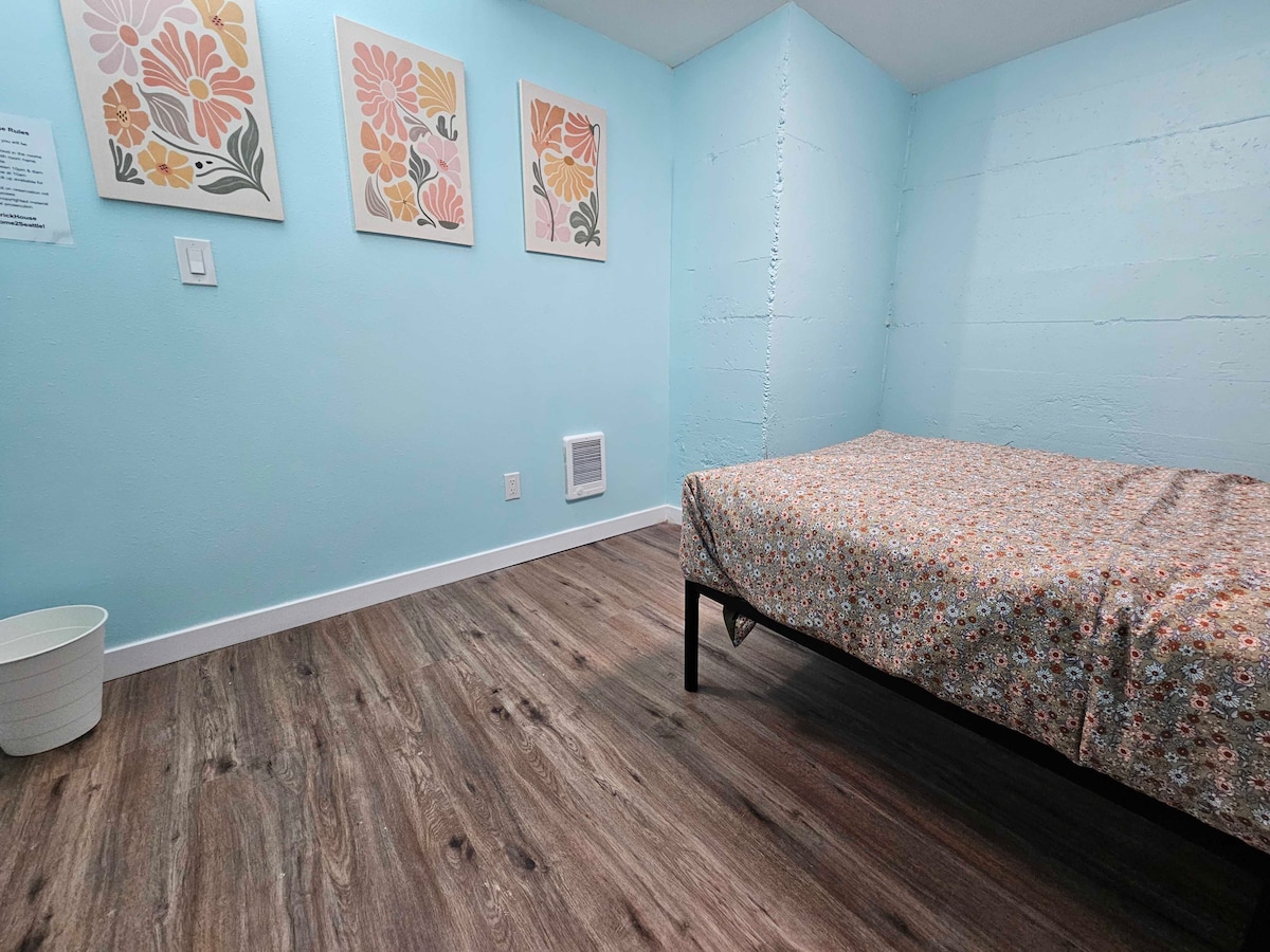 the-origami-room-10-min-bus-to-downtown/