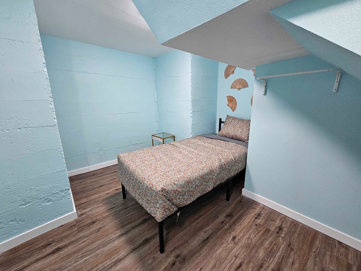 the-origami-room-10-min-bus-to-downtown/