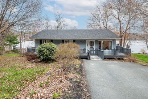 The Tranquil lake-house at Fletchers Lake