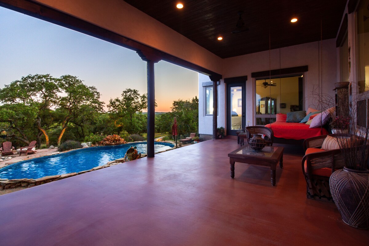 3 Acres, Pool, Kiva Fireplace, S/W Resort Style