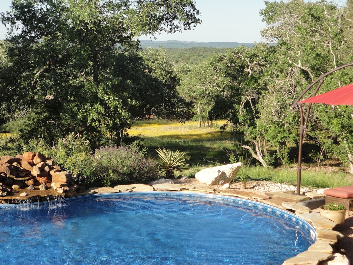 3 Acres, Pool, Kiva Fireplace, S/W Resort Style