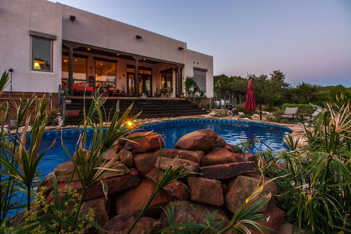 3 Acres, Pool, Kiva Fireplace, S/W Resort Style