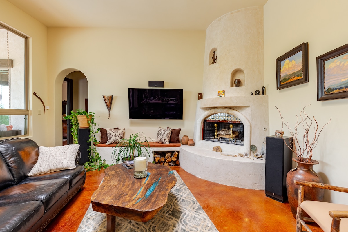 3 Acres, Pool, Kiva Fireplace, S/W Resort Style