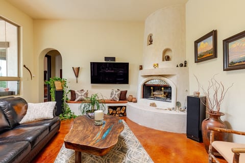 3 Acres, Pool, Kiva Fireplace, S/W Resort Style