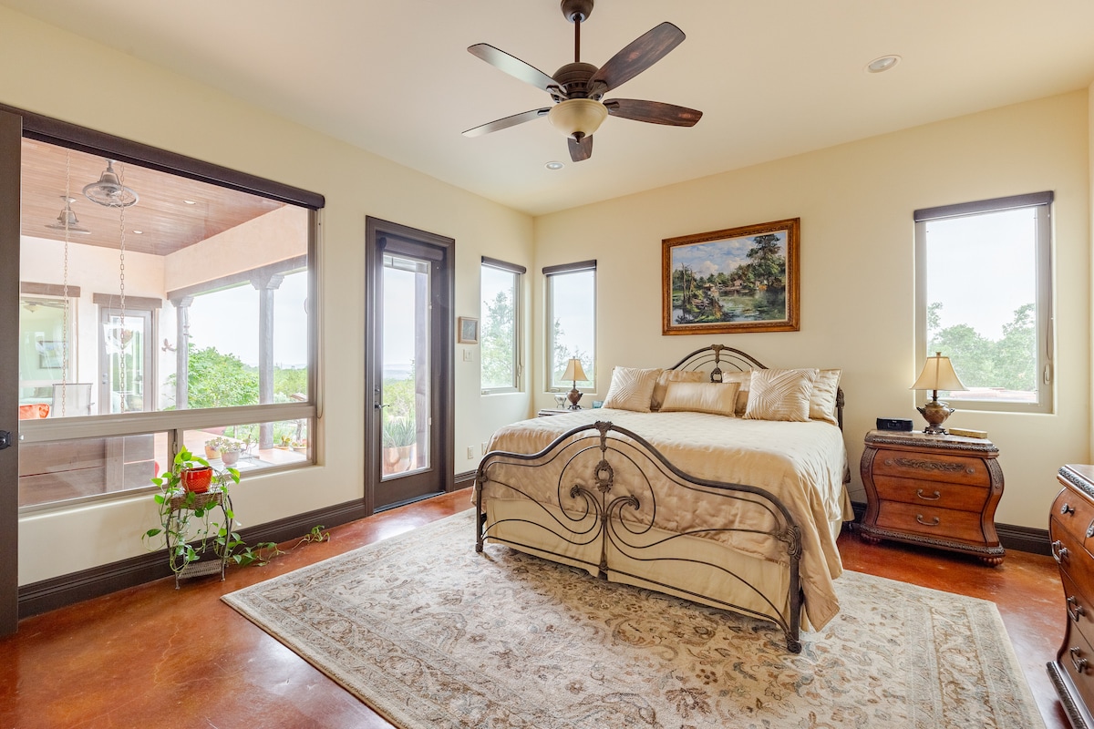 3 Acres, Pool, Kiva Fireplace, S/W Resort Style